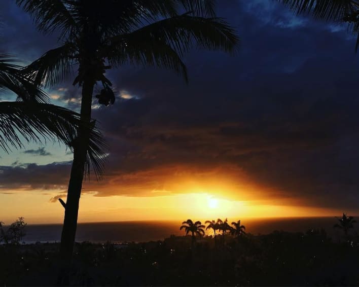 Sunset over the ocean seen from Senteur Vanille