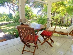 Terrasse du Studio Créole Confort donnant sur le jardin tropical