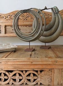 Décoration artisanale sur meuble sculpté du Studio Créole Supérieur